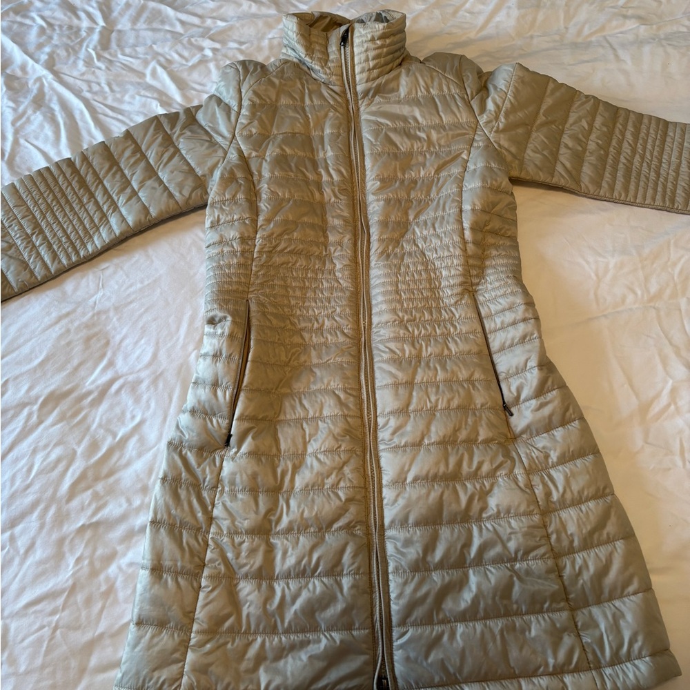 Beautiful like new Patagonia coat Women’s XS- Champaign color
